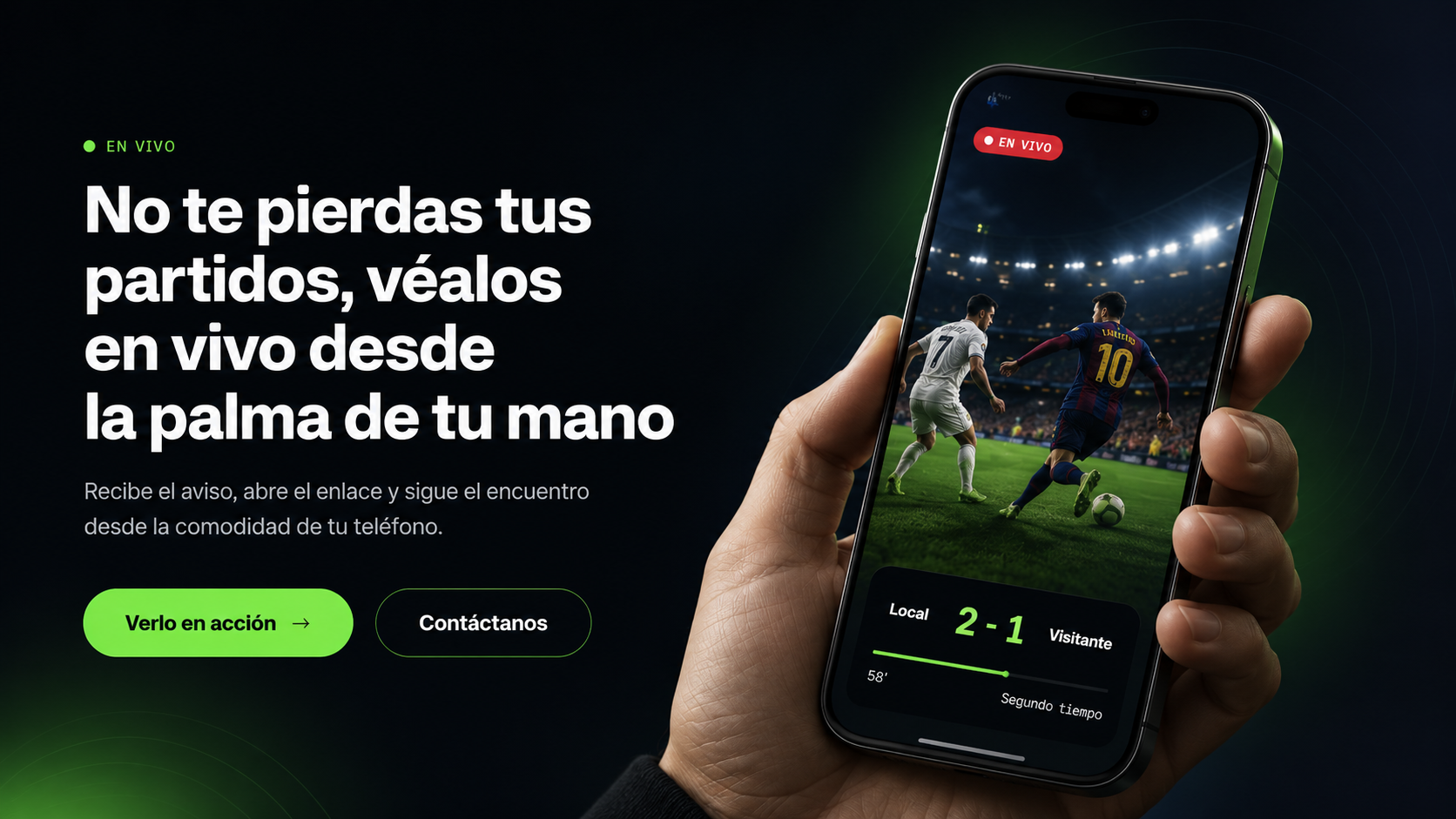 Mano sosteniendo un teléfono con un partido de fútbol en vivo.